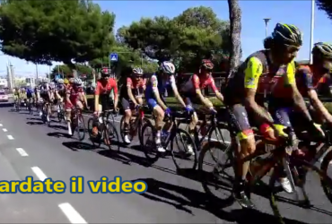 Cagliari: ciclisti del Giro d’Italia entrano in città – VIDEO