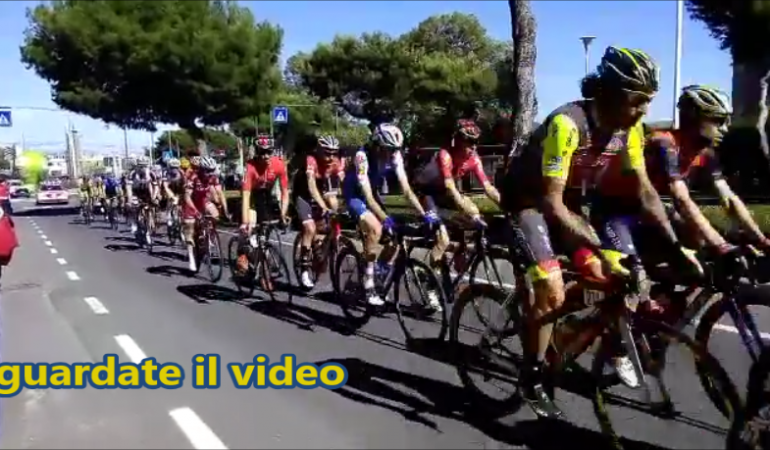 Cagliari: ciclisti del Giro d’Italia entrano in città – VIDEO