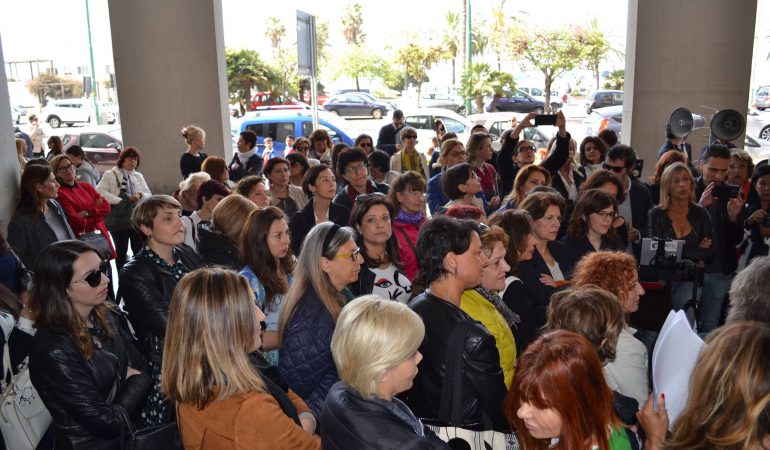 La Rete Heminas si è autoconvocata sotto il palazzo del Consiglio Regionale.