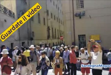 Cagliari:  la città invasa di turisti, grandi affari per negozi e ristoranti – Video