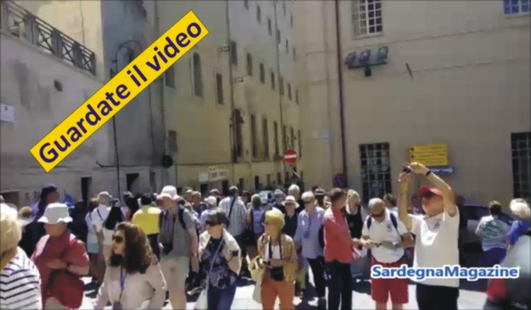 Cagliari:  la città invasa di turisti, grandi affari per negozi e ristoranti – Video