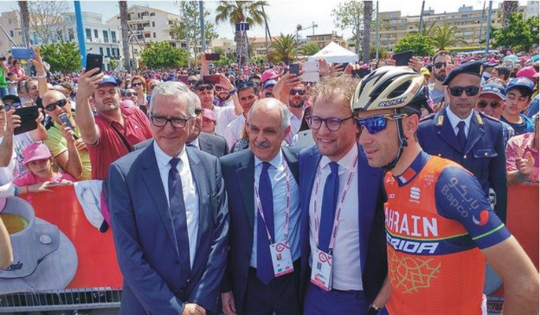 Giro d’Italia: Pigliaru  e il ministro Lotti danno il via alla Corsa