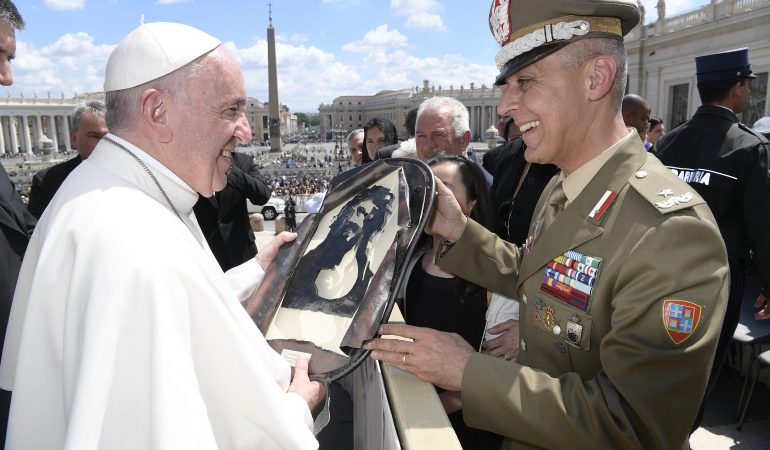 Una delegazione della Brigata Sassari e il suo comandante in udienza dal Papa