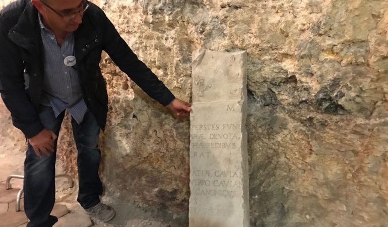Cagliari: i sotterranei del  San Giovanni  di Dio restituiscono  una stele in marmo con epigrafi  latine