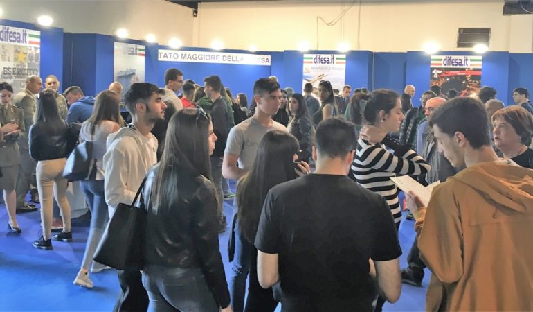 Cagliari,  “OrientaSardegna”:  lo stand della Difesa fra i più visitati dai giovani studenti