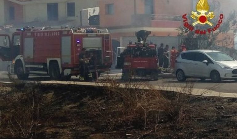 Grosso incendio tra Selargius e Quartu