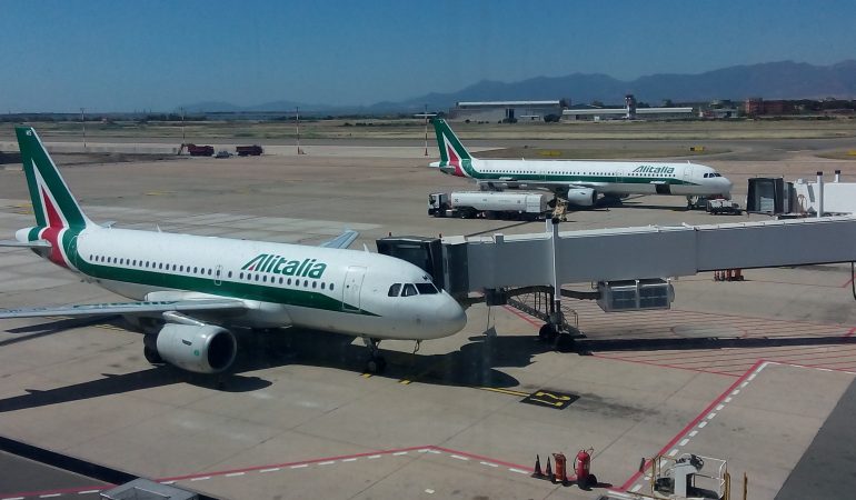 Trasporto aereo: centomila posti in più a natale su rotte da Cagliari e Alghero-Linate.