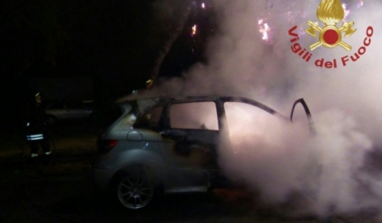 Tre auto incendiate nella notte a Cagliari ed Assemini
