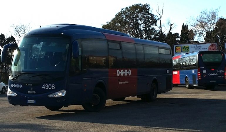 Capoterra: buttano i sedili del bus dal finestrino per colpire le auto.