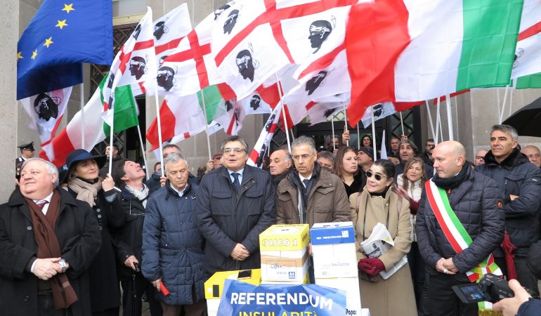 Raccolte  92 mila firme per il referendum insularità