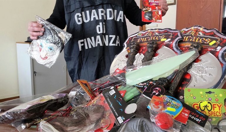 Maxi sequestro di costumi e giochi di Carnevale a Cagliari