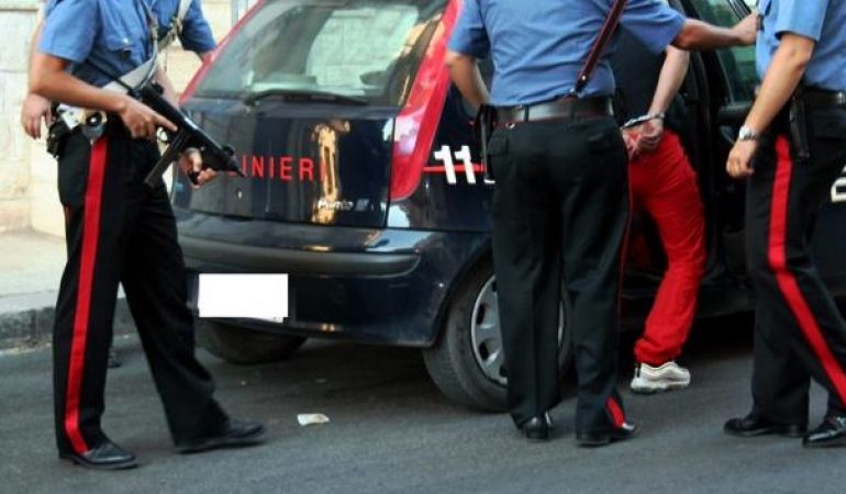 Un uomo rapinato in casa da due finti carabinieri a Pirri