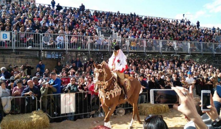 Oristano: Grande edizione della Sartiglia ieri con 24 centri e una sartiglia