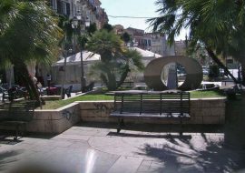 Cagliari: piazza Yenne con le palme ma via la aiuole e la fontana