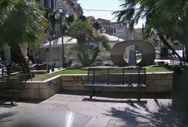 Cagliari: piazza Yenne con le palme ma via la aiuole e la fontana