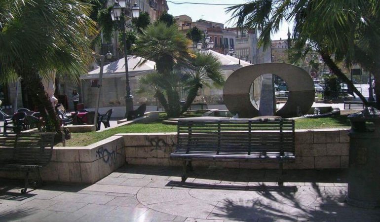 Cagliari: piazza Yenne con le palme ma via la aiuole e la fontana