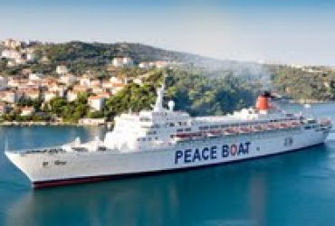 Cagliari: arriva a Cagliari la nave della pace con a bordo i sopravvissuti di Hiroshima e Nagasaki