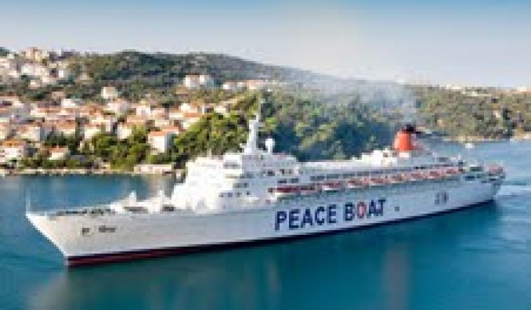 Cagliari: arriva a Cagliari la nave della pace con a bordo i sopravvissuti di Hiroshima e Nagasaki