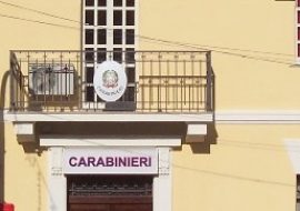 Ubriaco balla nella caserma dei carabinieri sotto la regia di un militare