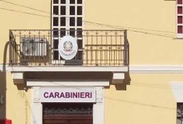 Ubriaco balla nella caserma dei carabinieri sotto la regia di un militare