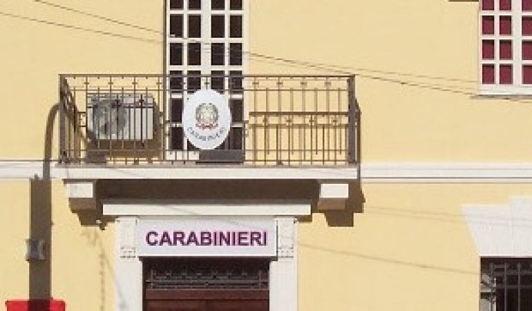 Ubriaco balla nella caserma dei carabinieri sotto la regia di un militare