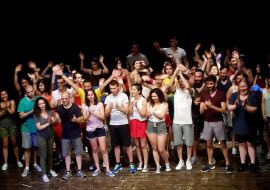 50 ragazzi del laboratorio teatrale “UniCa LGBT” recitano ”Se il sole Muore”