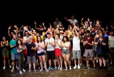 50 ragazzi del laboratorio teatrale “UniCa LGBT” recitano ”Se il sole Muore”