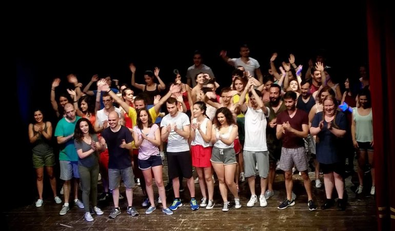 50 ragazzi del laboratorio teatrale “UniCa LGBT” recitano ”Se il sole Muore”