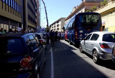 Traffico bloccato in via Roma per la manifestazione dei Centri di Riabilitazione – VIDEO