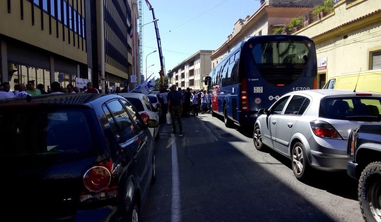 Traffico bloccato in via Roma per la manifestazione dei Centri di Riabilitazione – VIDEO