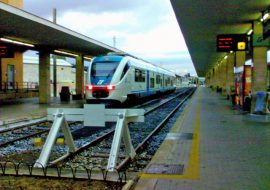 Un quindicenne lancia un estintore dal treno per Cagliari