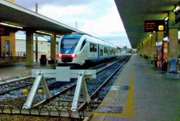 Un quindicenne lancia un estintore dal treno per Cagliari Un quindicenne lancia un estintore dal treno per Cagliari