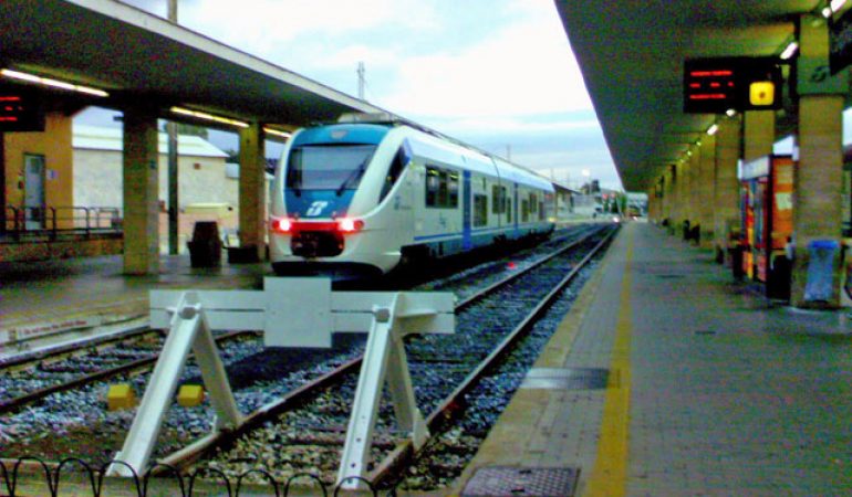 Un quindicenne lancia un estintore dal treno per Cagliari