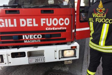 Si ribalta sulla Provinciale 15. Autista di camioncino in codice rosso