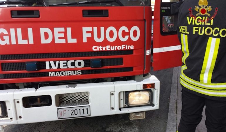 Si ribalta sulla Provinciale 15. Autista di camioncino in codice rosso