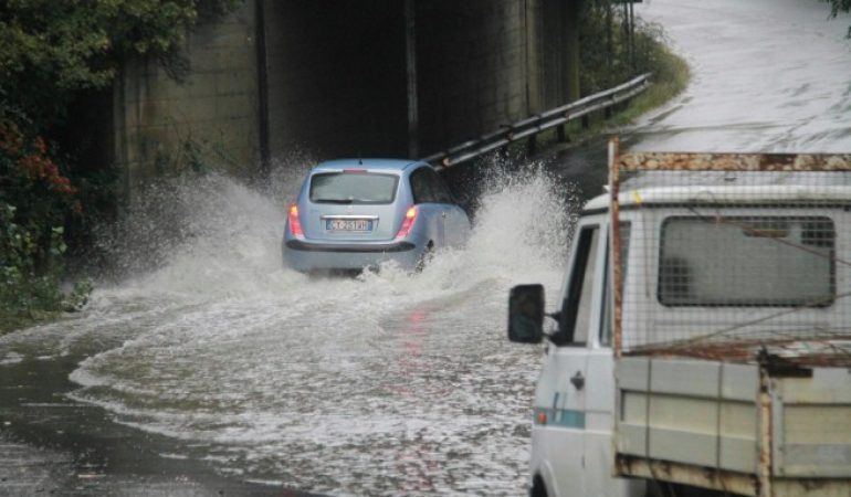 Cagliari:strade chiuse e allagamenti. La polizia invita a non usare l’auto