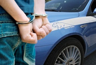 Minaccia moglie e poliziotto: arrestato un 84enne a Cagliari