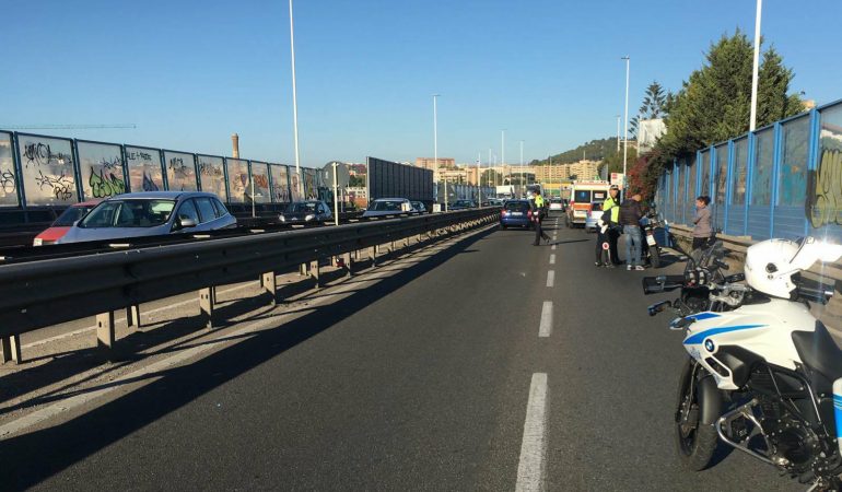 Un motociclista ferito sull’asse mediano