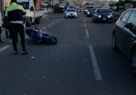 Motociclista senza patente tampona auto alle porte di Cagliari