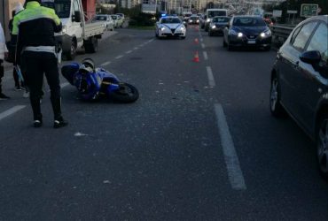 Motociclista senza patente tampona auto alle porte di Cagliari