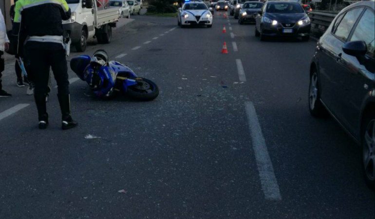 Motociclista senza patente tampona auto alle porte di Cagliari