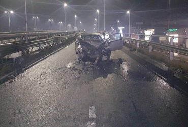 Perde il controllo dell’auto sull’Asse mediano e finisce sul guardrail