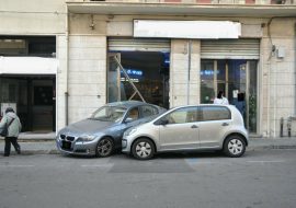 Cagliari: entra con la Bmw nella vetrina di una pescheria