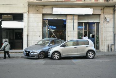 Cagliari: entra con la Bmw nella vetrina di una pescheria