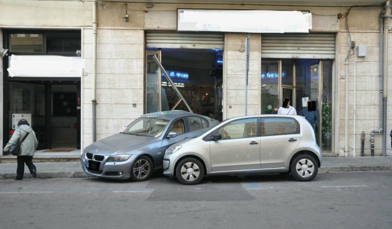 Cagliari: entra con la Bmw nella vetrina di una pescheria