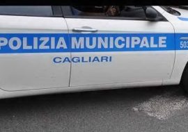 Perde il controllo dell’auto e finisce contro un negozio a Cagliari