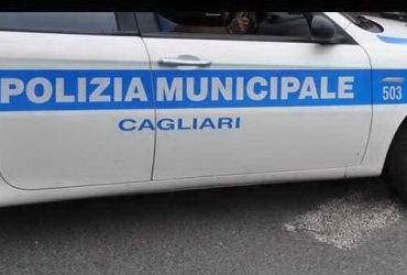 Perde il controllo dell’auto e finisce contro un negozio a Cagliari