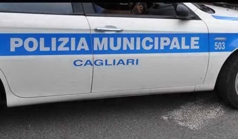 Perde il controllo dell’auto e finisce contro un negozio a Cagliari