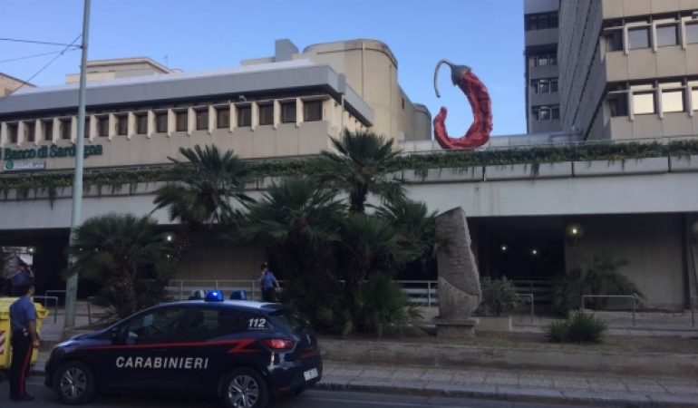 Allarme bomba rientrato a Cagliari per una valigia abbandonata