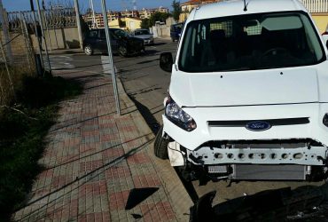 Accelera allo stop, anziché fermarsi: incidente a Barracca Manna